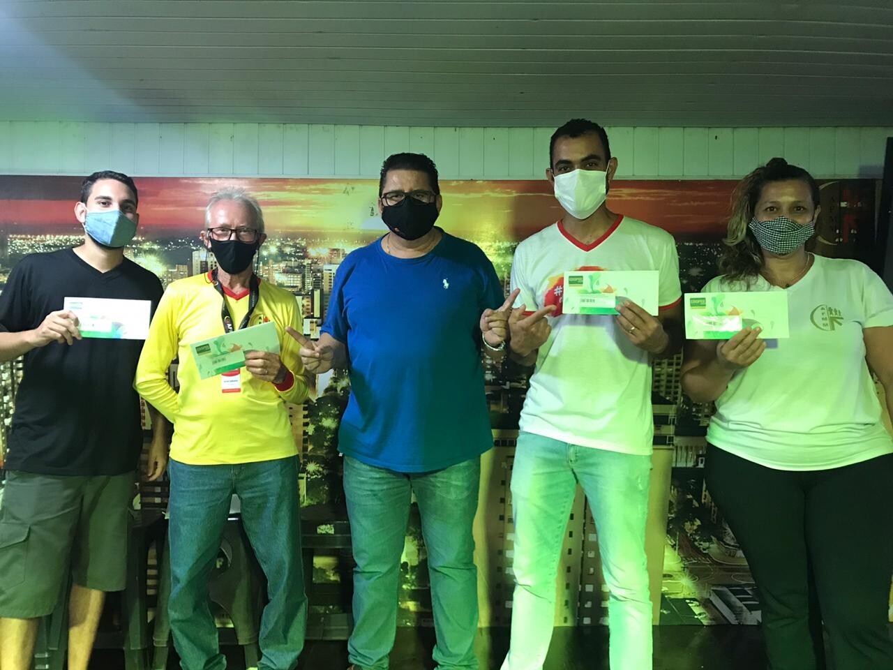 Presidente da AFMM faz entrega de Voucher aos funcion�rios.