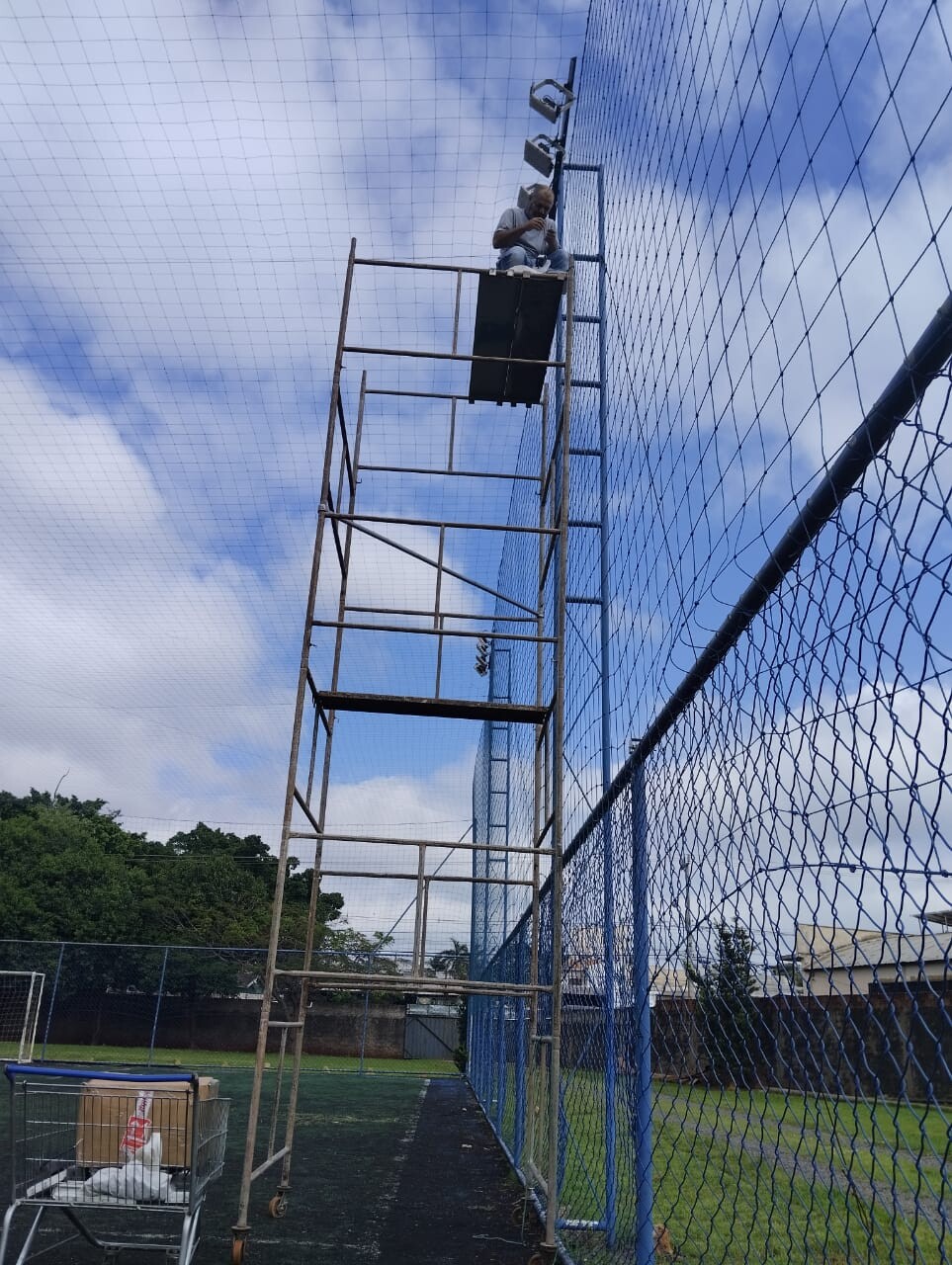 AFMM realiza trocas de refletores no gin�sio, campos su��o, society e quadras de areia e t�nis